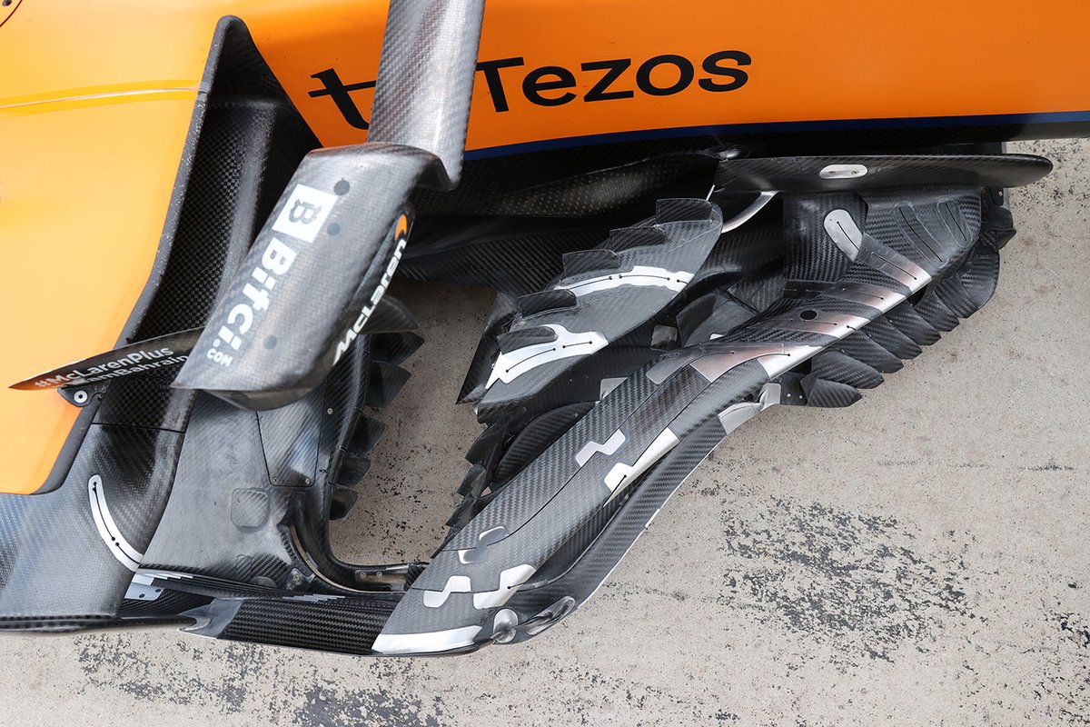 Détail de la planche de bord McLaren MCL35M