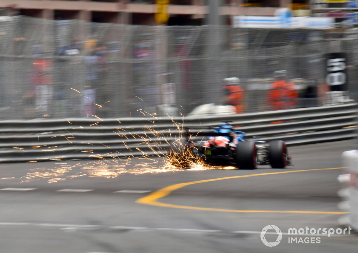 Des étincelles jaillissent de la voiture de Fernando Alonso, Alpine A521