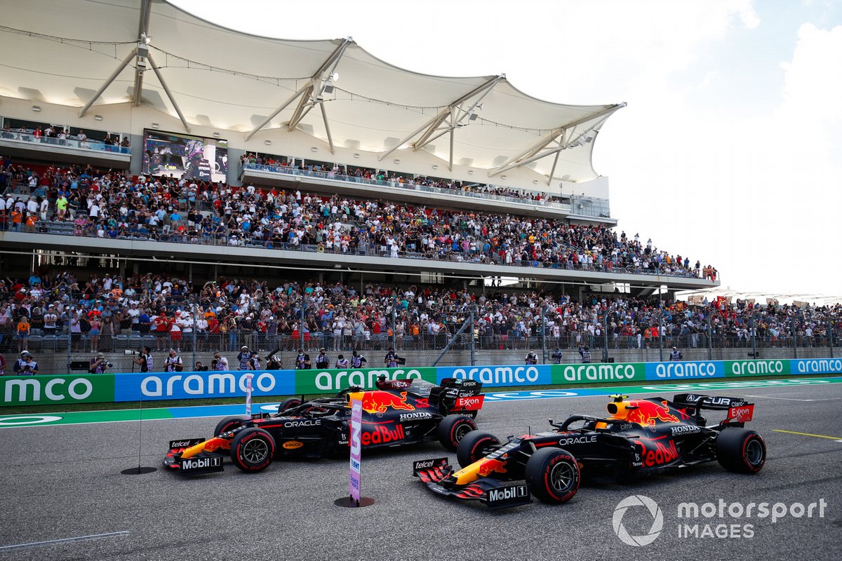 Les voitures des trois premiers qualifiés Max Verstappen, Red Bull Racing RB16B, Lewis Hamilton, Mercedes W12 et Sergio Perez, Red Bull Racing RB16B, sur la grille