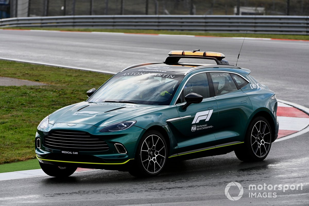 La voiture médicale en piste