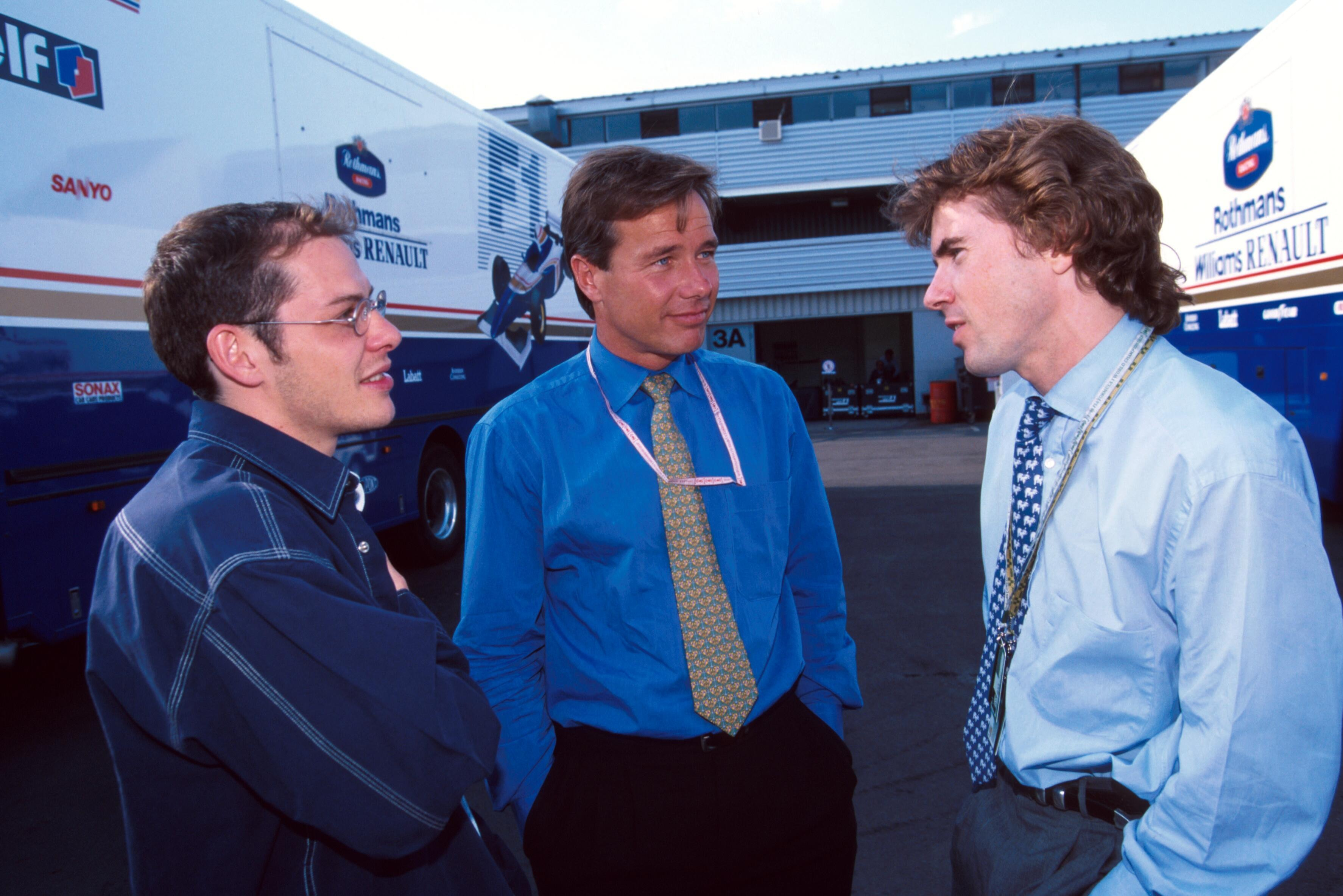 Villeneuve et Pollock rencontrent Paul Stewart dans le paddock de Silverstone