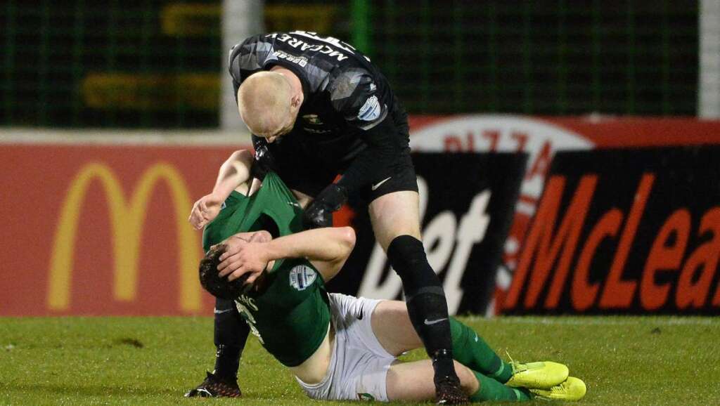 Regardez: le gardien de but de Glentoran, Aaron McCarey, expulsé pour un affrontement « de folie » avec son coéquipier Bobby Burns