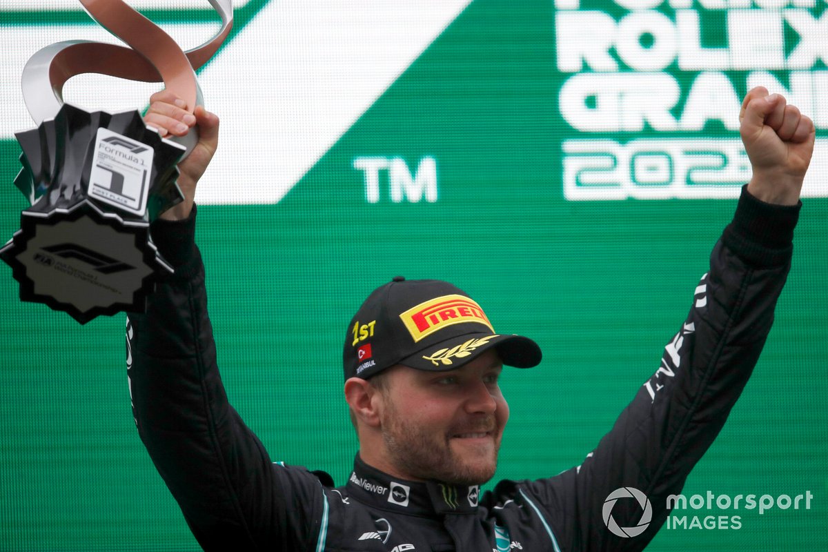 Valtteri Bottas, Mercedes, 1ère position, lève son trophée