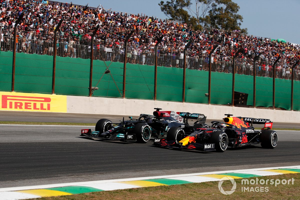 Max Verstappen, Red Bull Racing RB16B, se bat avec Lewis Hamilton, Mercedes W12