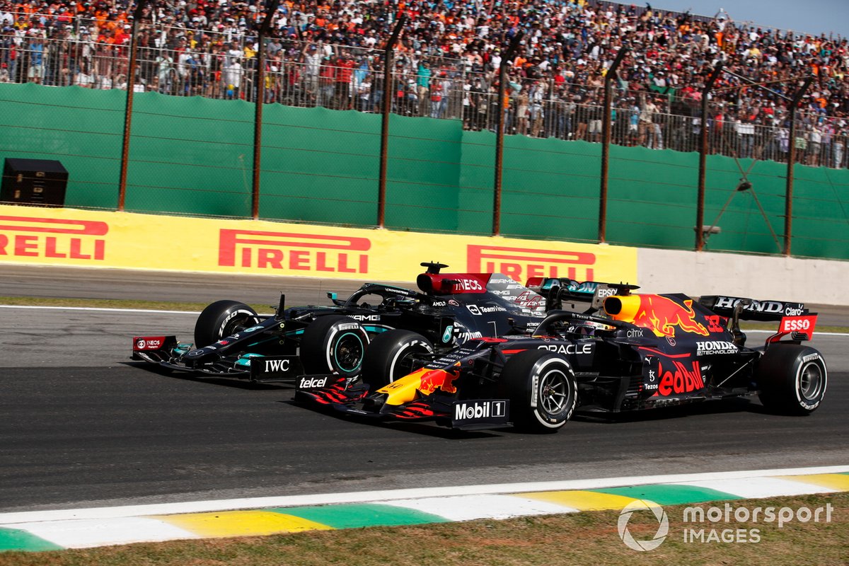 Max Verstappen, Red Bull Racing RB16B, se bat avec Lewis Hamilton, Mercedes W12