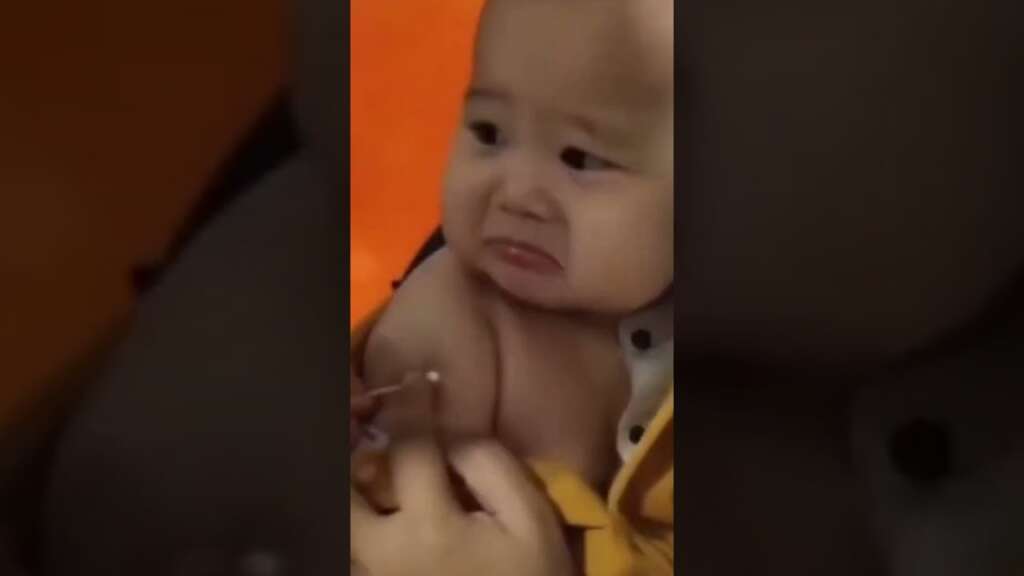 Actions de bébé mignon et adorable |  Vidéo drôle de bébé en colère |  Vidéo de bébé drôle