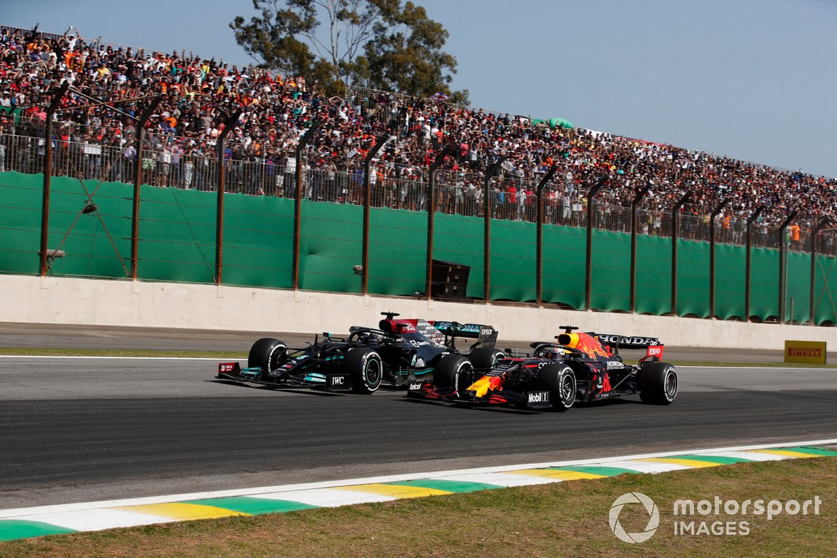 Max Verstappen, Red Bull Racing RB16B, se bat avec Lewis Hamilton, Mercedes W12