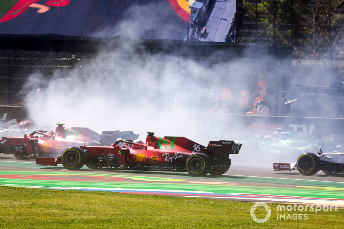 Carlos Sainz Jr., Ferrari SF21, Charles Leclerc, Ferrari SF21, comme Valtteri Bottas, Mercedes W12, tourne