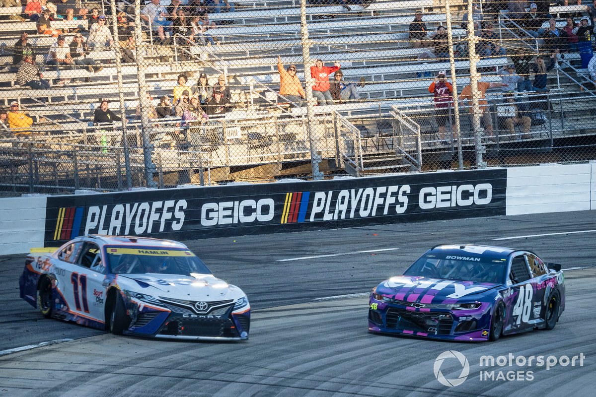 Denny Hamlin, Joe Gibbs Racing, Toyota Camry FedEx Ground affrontent le vainqueur de la course Alex Bowman, Hendrick Motorsports, Chevrolet Camaro Ally après le drapeau à damier