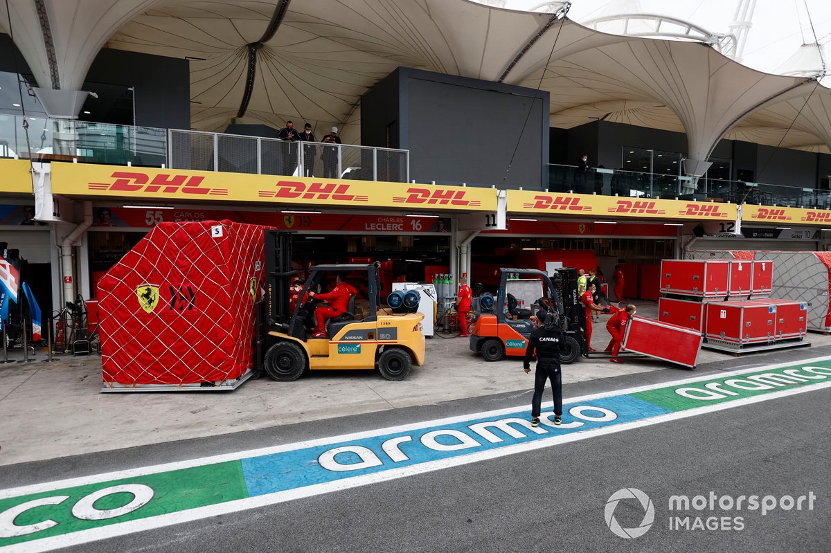 Matériel arrivant dans la pitlane