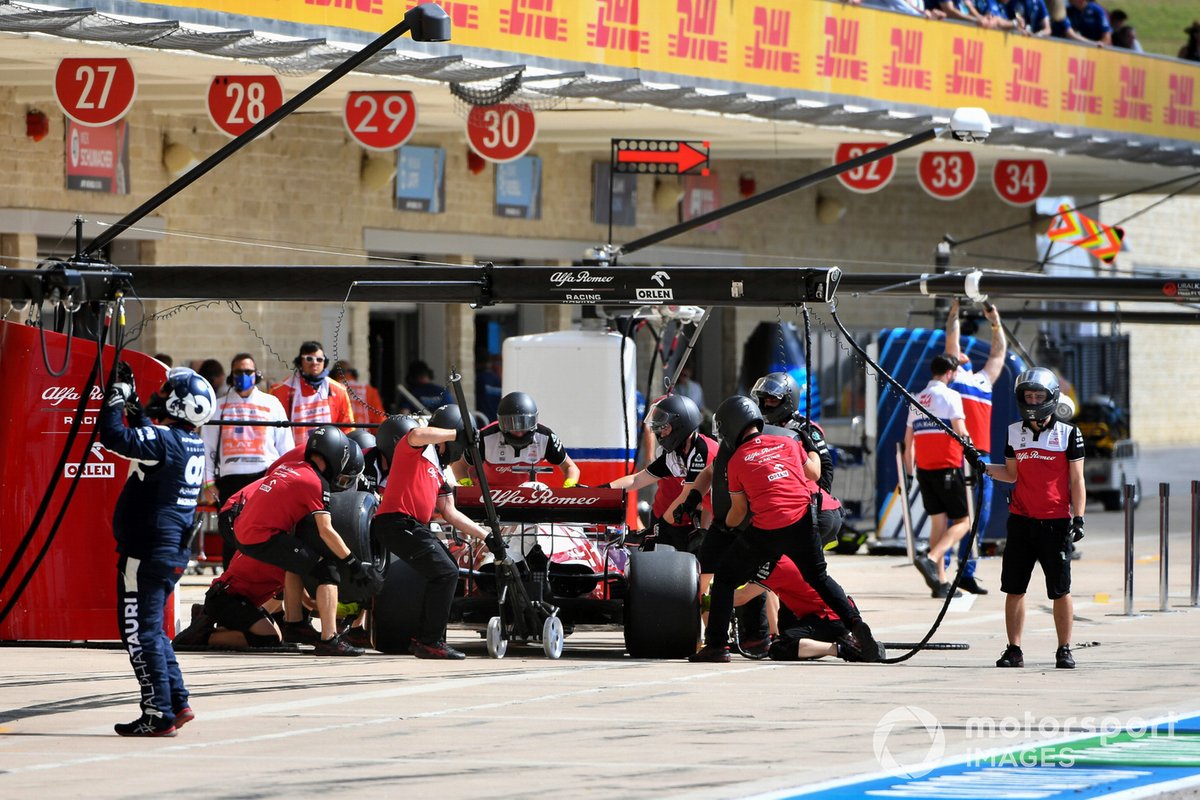 Kimi Raikkonen, Alfa Romeo Racing C41, dans les stands pendant les essais