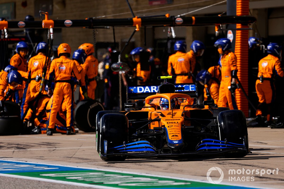 Lando Norris, McLaren MCL35M, quitte son stand après un arrêt