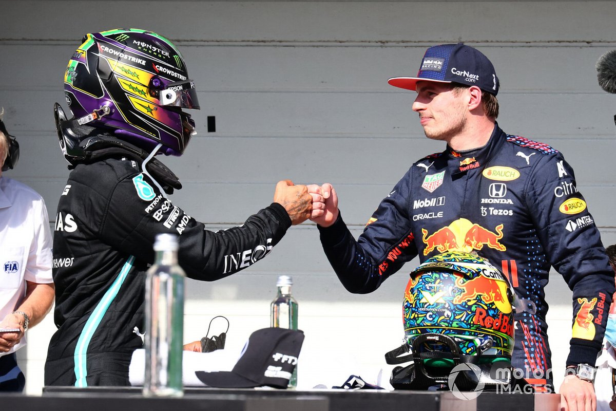 Lewis Hamilton, Mercedes, 1ère position, et Max Verstappen, Red Bull Racing, 2ème position, se félicitent en Parc Fermé