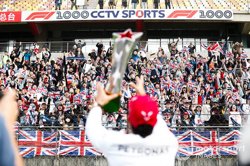 Lewis Hamilton, Mercedes AMG F1, 1ère position, affiche son trophée à ses fans