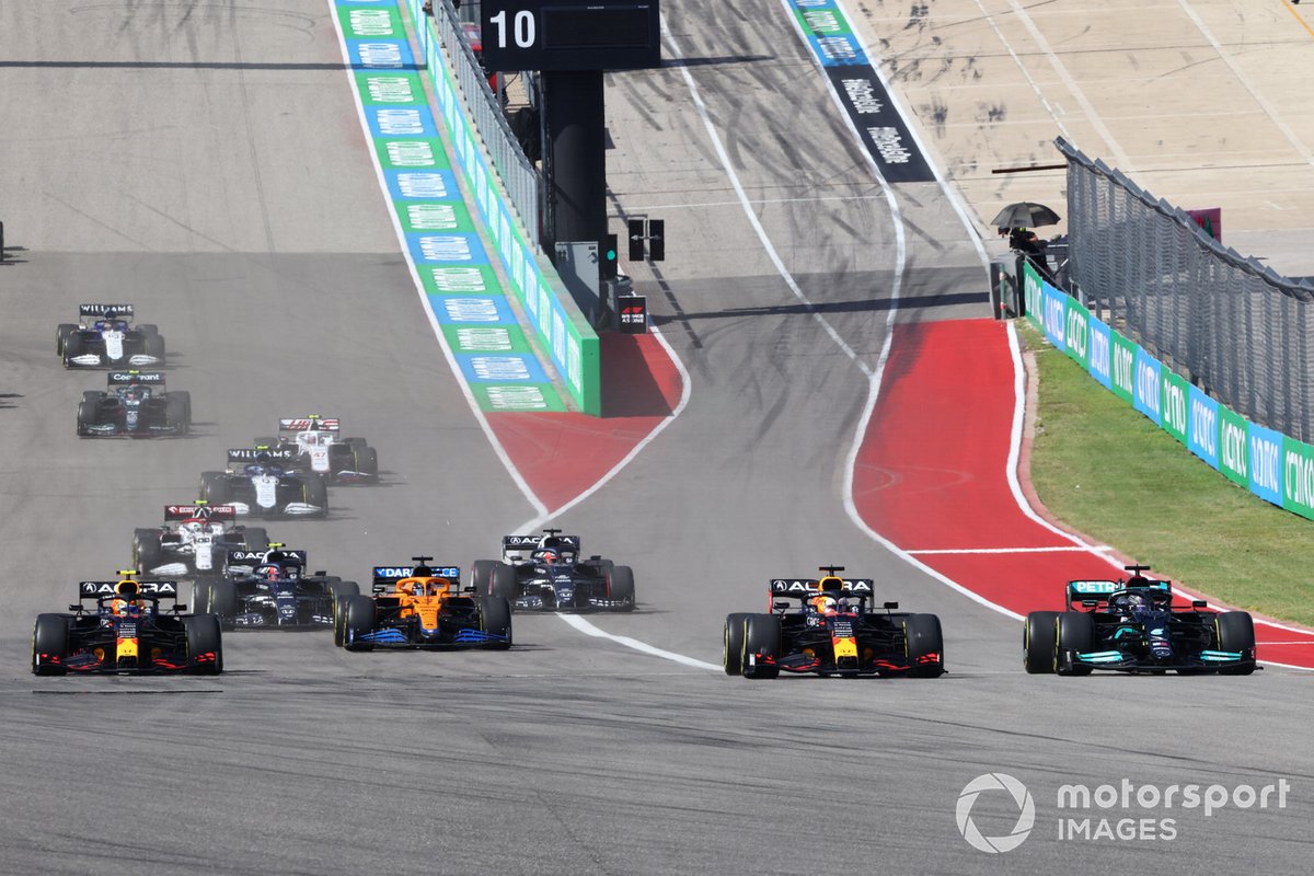 Lewis Hamilton, Mercedes W12, se bat avec Max Verstappen, Red Bull Racing RB16B, devant Sergio Perez, Red Bull Racing RB16B, Daniel Ricciardo, McLaren MCL35M, et le reste du peloton au départ