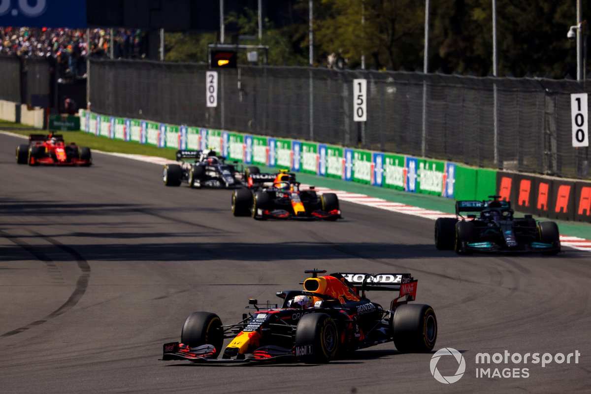Max Verstappen, Red Bull Racing RB16B, Lewis Hamilton, Mercedes W12 et Sergio Perez, Red Bull Racing RB16B