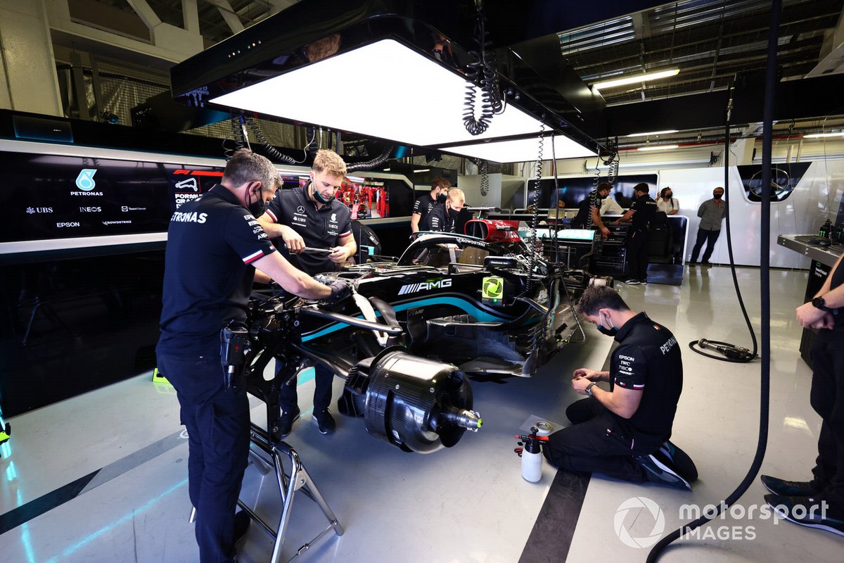 Mécanicien au travail dans le garage Mercedes