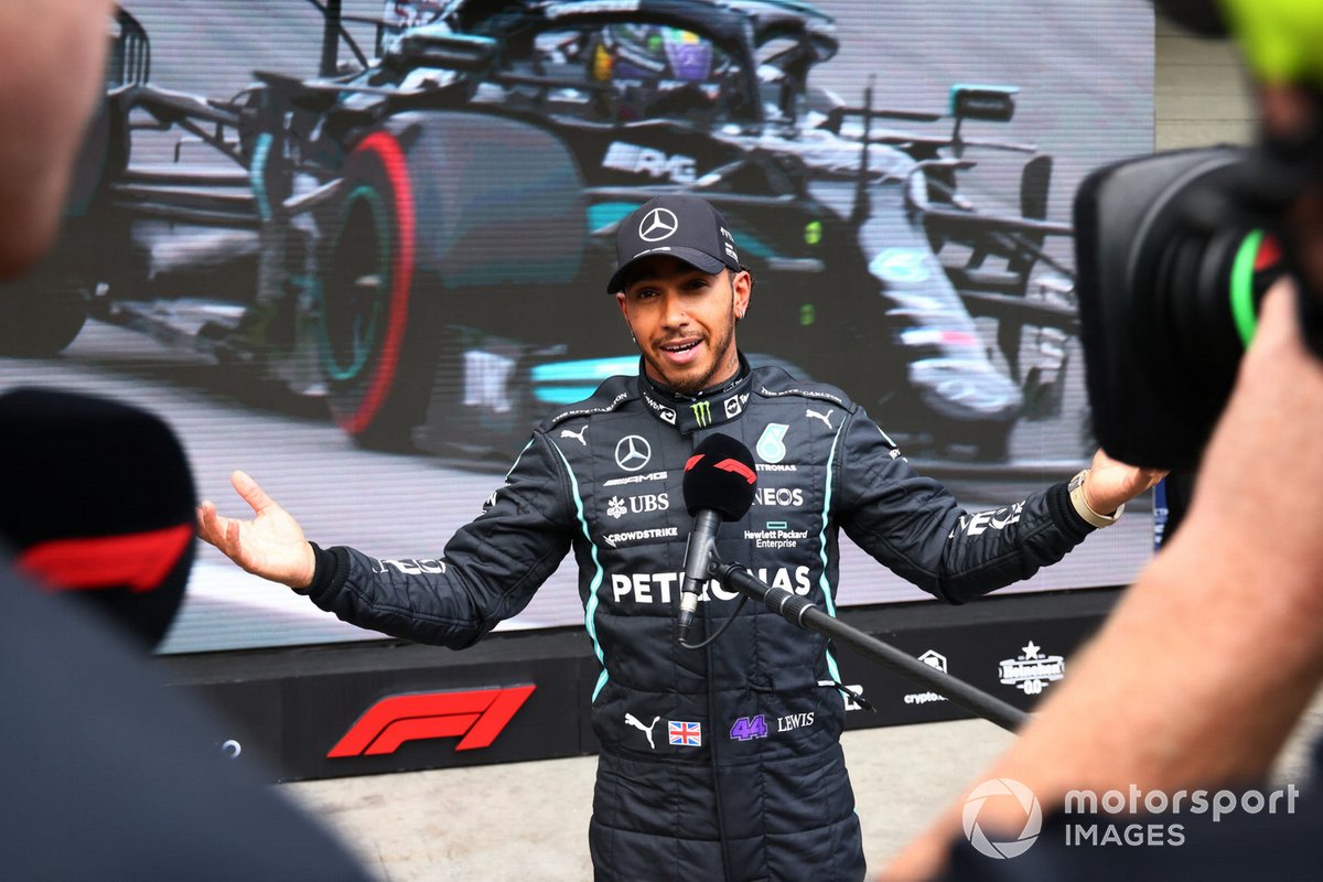 Le poleman Lewis Hamilton, Mercedes, est interviewé dans Parc Ferme