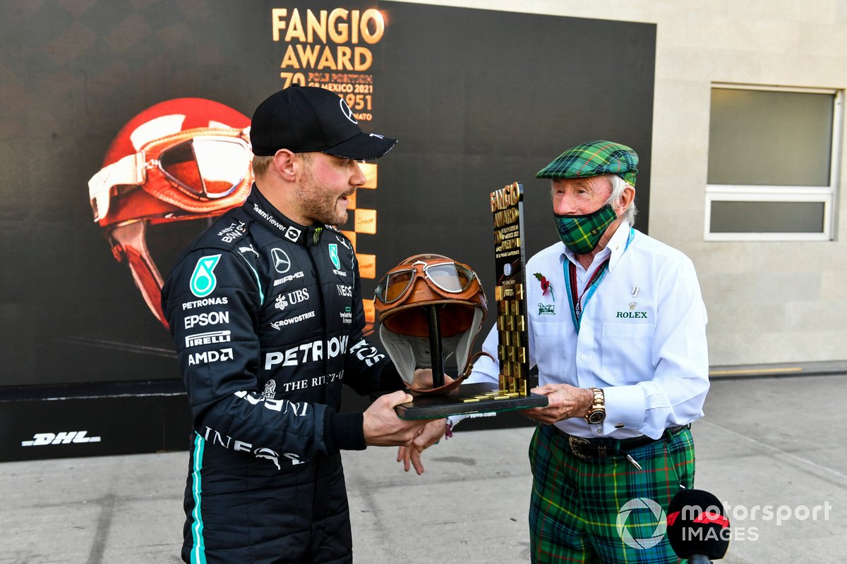 Sir Jackie Stewart présente le poleman Valtteri Bottas, Mercedes, avec le Fangio Award