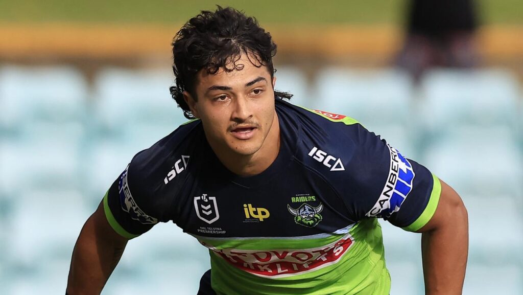 NRL : Xavier Savage, pré-saison, Canberra Raiders, Ricky Stuart, arrière, Kayo et Foxtel, essais, compositions.
