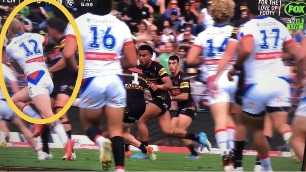 L’attaquant des Knights, Mitch Barnett, a reçu une interdiction de six semaines après un vilain coup de coude, selon les juges de la NRL 2022.