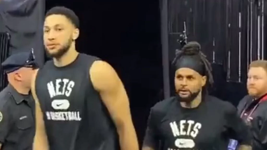 NBA 2022 : La classe de Patty Mills pour Ben Simmons lors de son retour à Philadelphie, 76ers vs Brooklyn Nets.