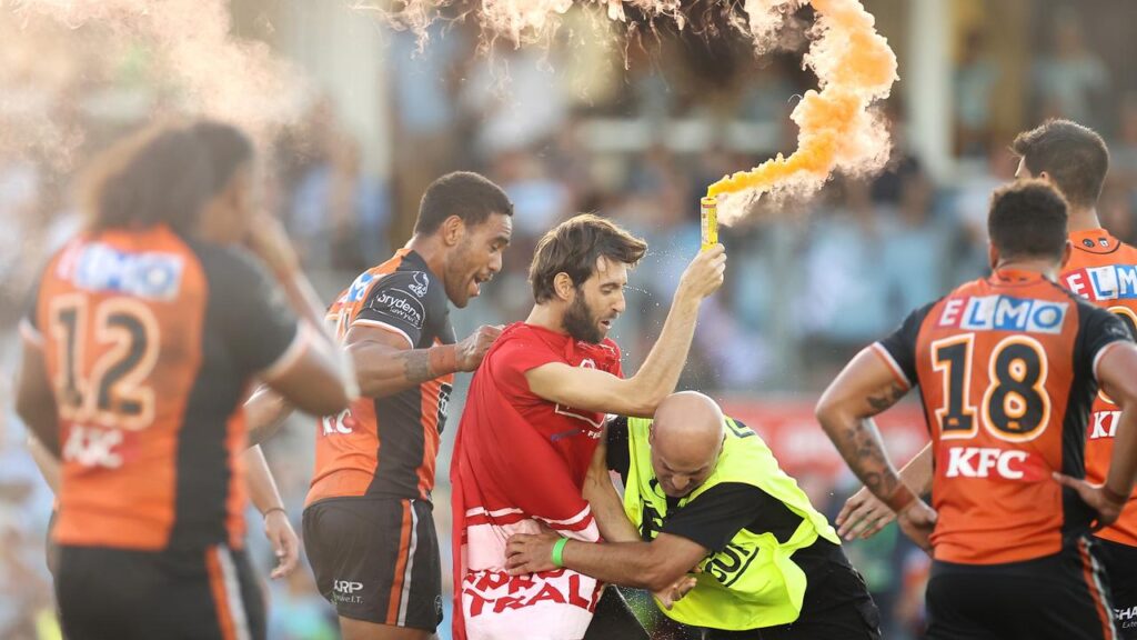 NRL 2022 : Cronulla Sharks vs Wests Tigers, un envahisseur de terrain allume une fusée éclairante, interrompt le match, photos, réaction.