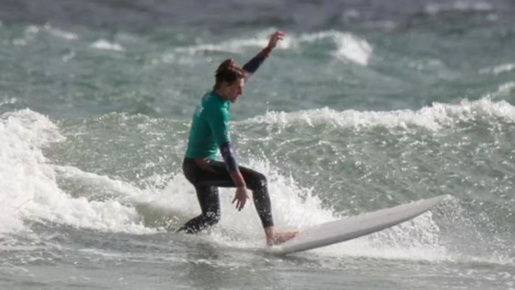 Surf news 2022 : La surfeuse transgenre Sasha Jane Lowerson remporte une victoire historique aux championnats de longboard de WA