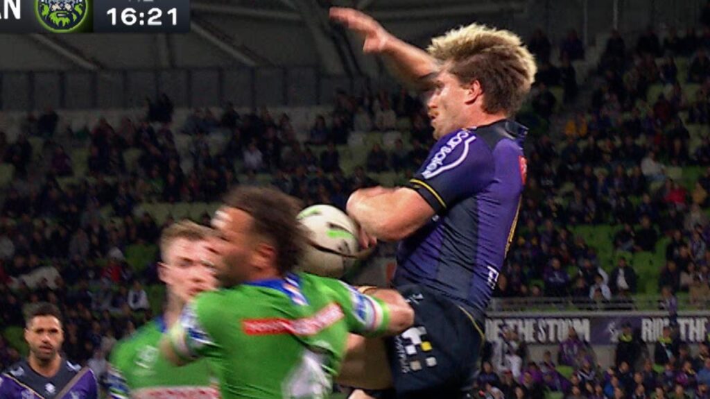 NRL 2022 : défaite du Melbourne Storm, décisions controversées du Bunker, knock-on de Cameron Munster, pénalité de Harry Grant, victoire des Canberra Raiders.